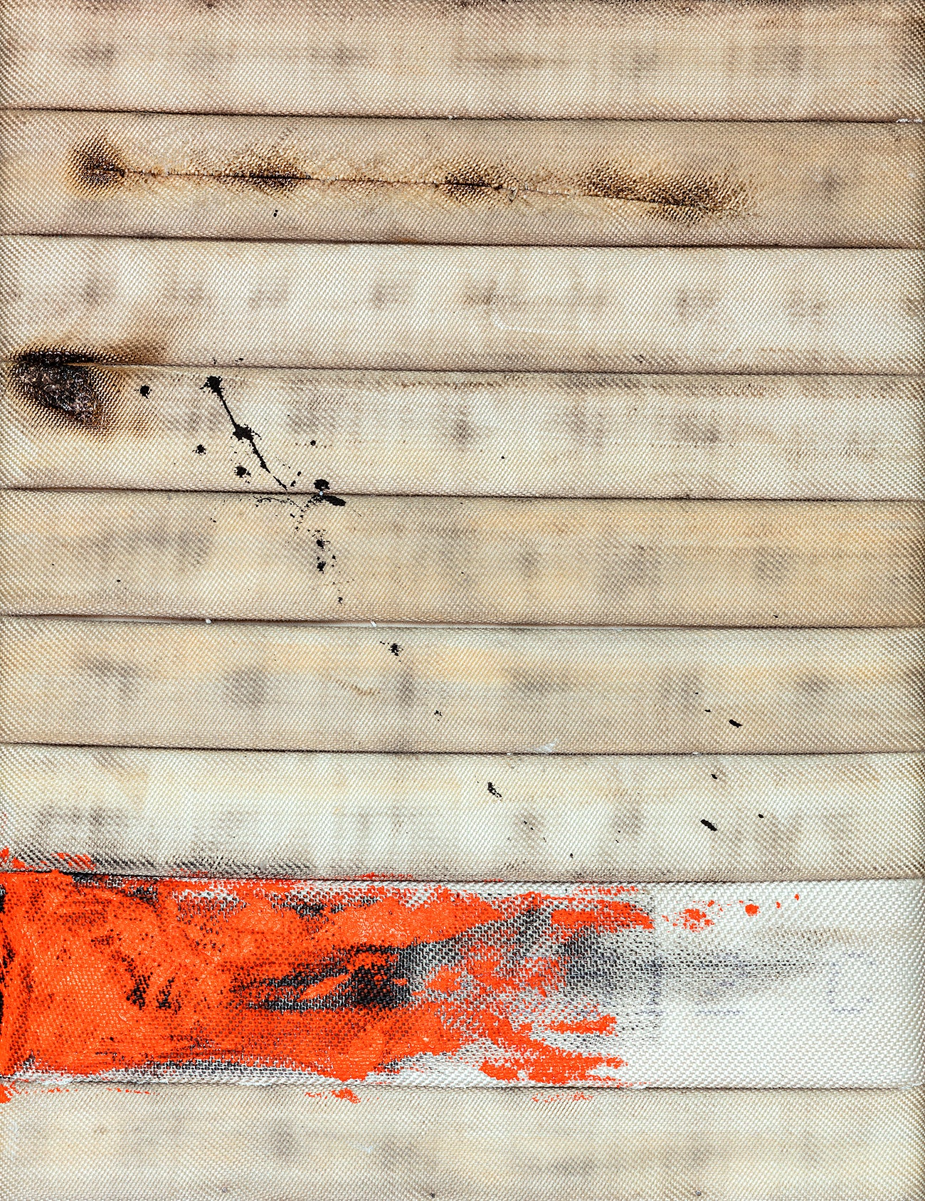 Pintura contemporânea com linhas horizontais bege, manchas e respingos pretos, além de uma faixa laranja. Obra de Joarez Filho.